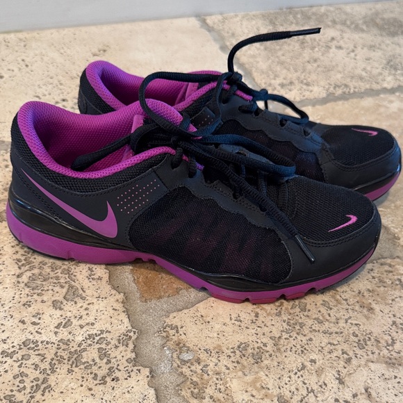Nike Women's Black and Pink Athletic Shoes - Picture 7 of 7